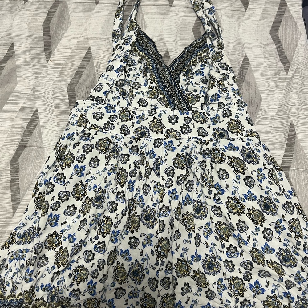 Floral small jumper it ties in the back and has a zipper.